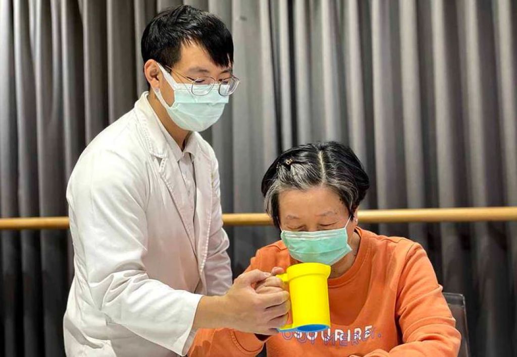 职能治疗师远距指导 中风民众在家复健嘛也通