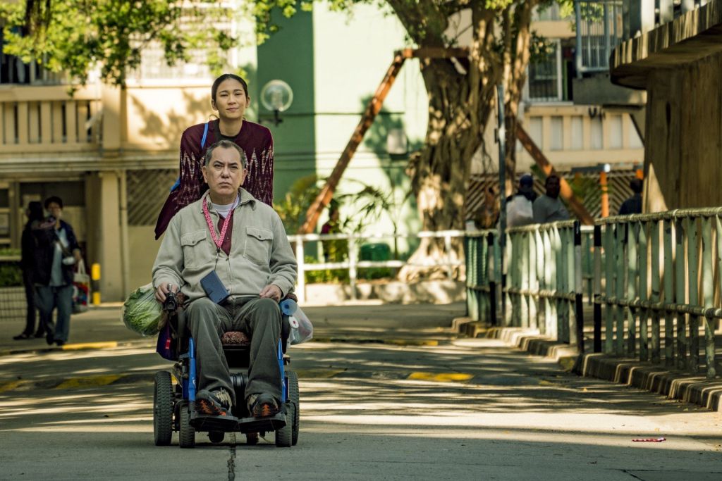 黄秋生在电影《沦落人》中饰演一名轮椅人士。