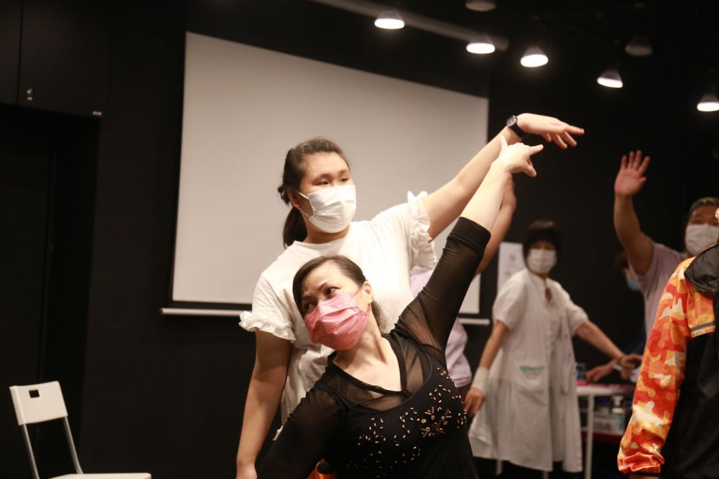 預演採排期間，樂兒不時主動和其他舞者交流。