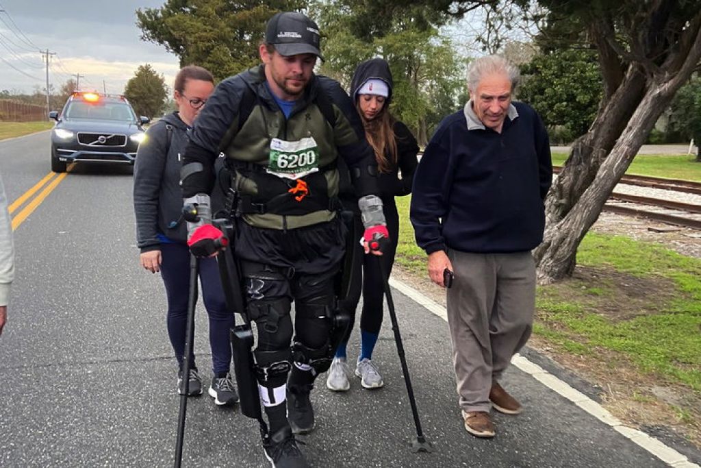 瘫痪跑者Adam Gorlitsky藉由外骨骼帮助，打破了世界纪录。