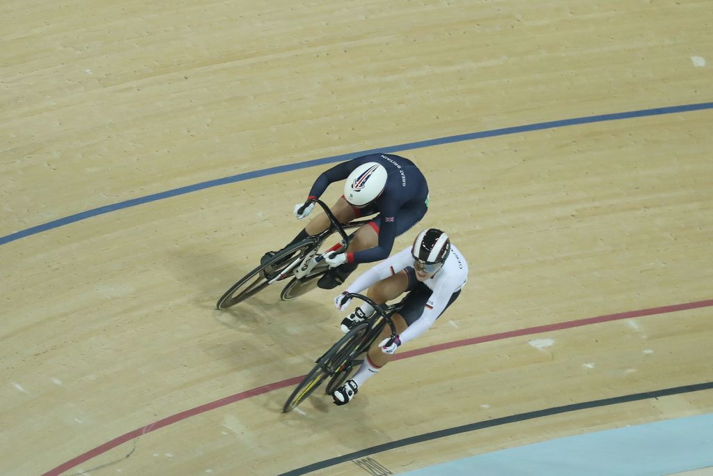 里約奧運，禾高（右）於爭先賽決賽擊敗英國的碧琪占士（左），奪得當屆個人第二金。（Getty Images）