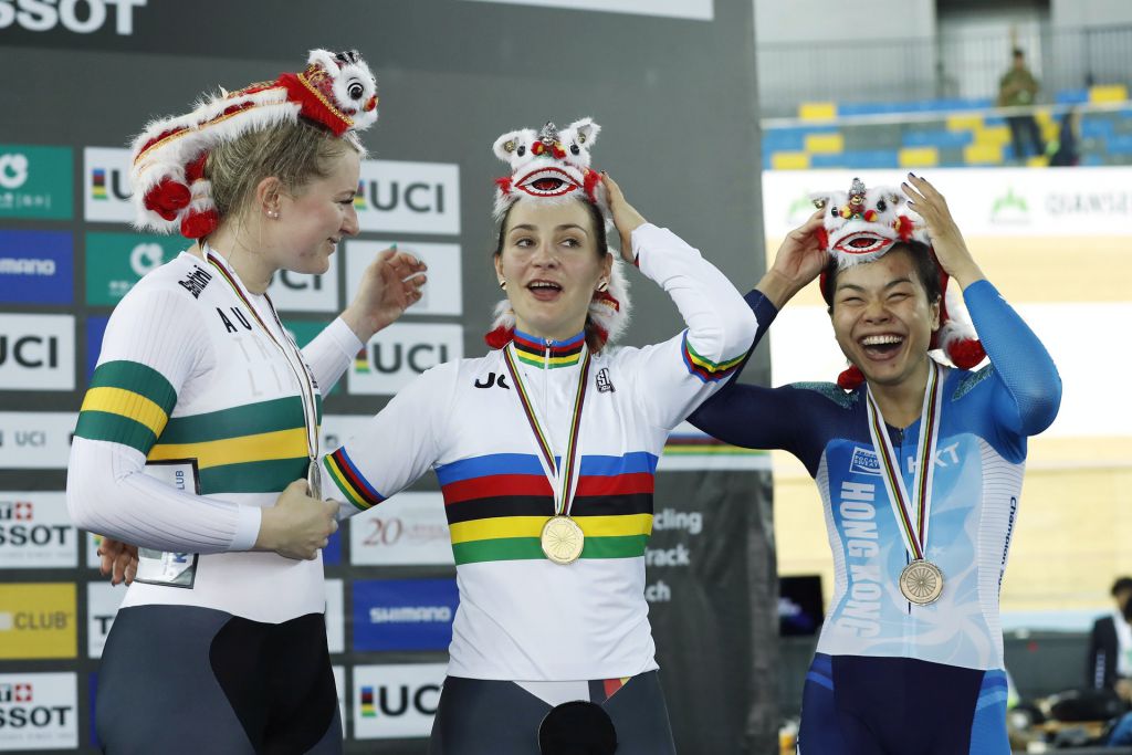 禾高（中）於2017年來香港參加世界場地單車錦標賽，勇奪爭先賽冠軍，澳洲的莫頓（左）與李慧詩（右）分列亞季。