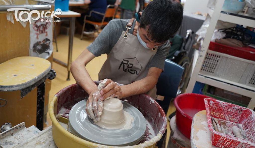 現年56歲、需要坐輪椅的阿強動作純熟地拉坯，製作陶瓷產品。