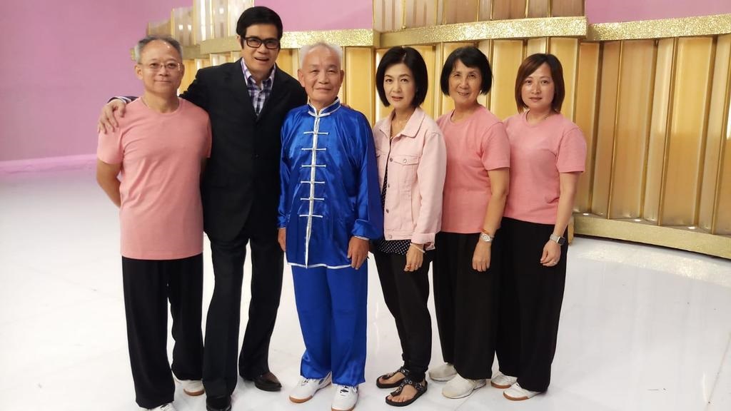 早前，黄师傅跟学生上TVB节目教长者耍太极，还跟节目主持人安德尊及潘芳芳合照。		