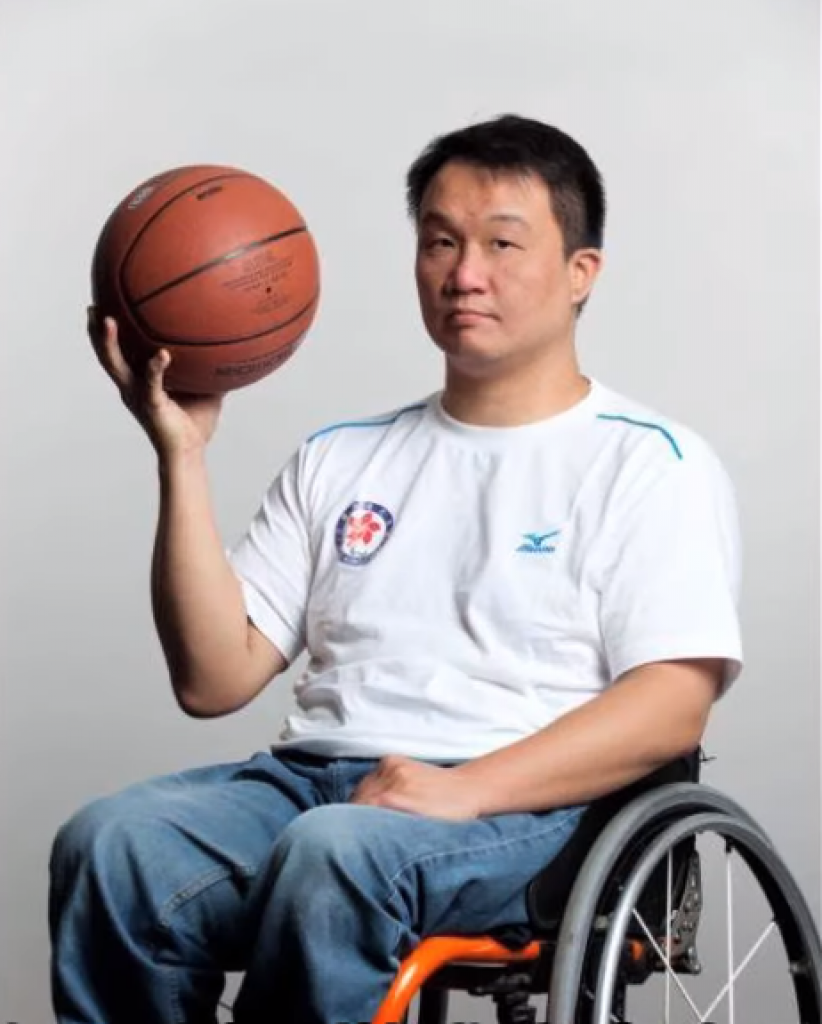 在2010年广州残疾人士亚运会出战轮椅篮球赛。