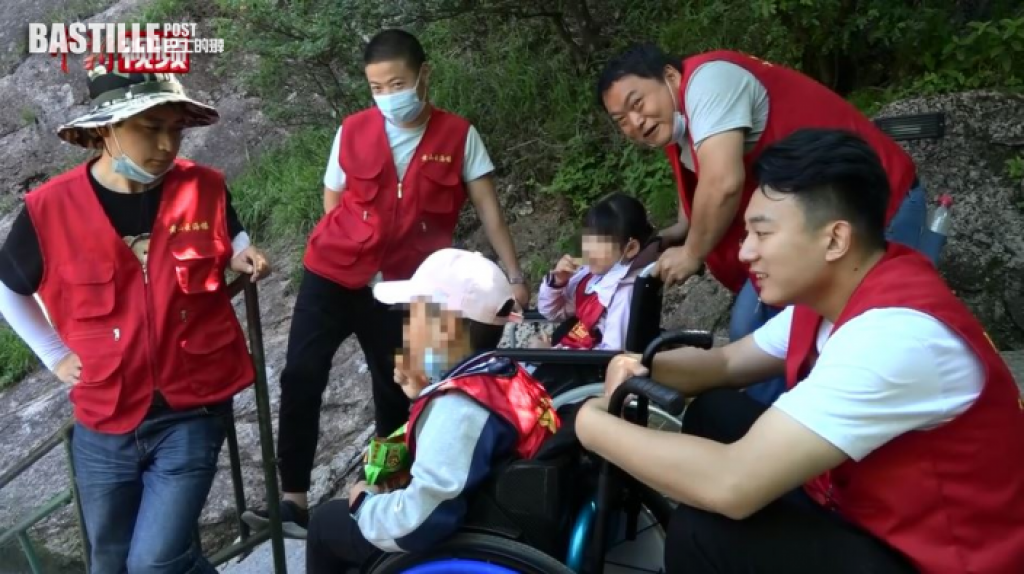 带残障病童坐轮椅登黄山 慈善团体盼为病童添自信