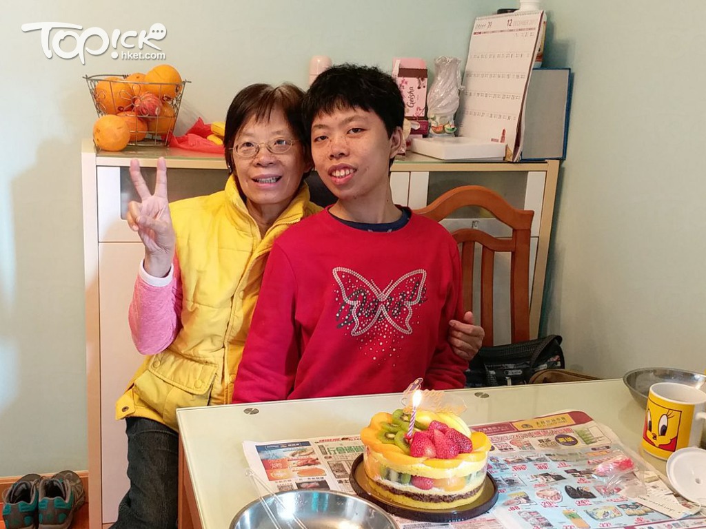 昔日江太與曉晴在家中慶祝生日。