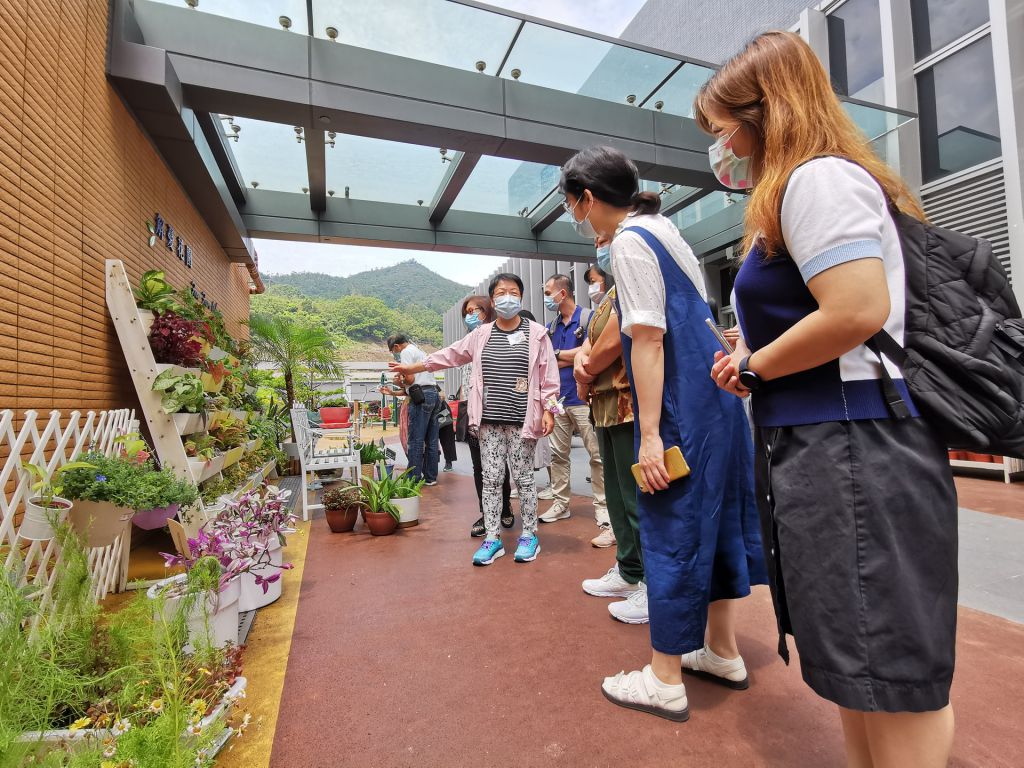 解忧花园占地近4,200平方尺，分别设有八大区域，有义工及职员作导赏团领队，介绍花园不同区域的特色。