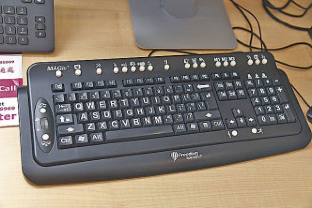 电脑键盘字体特大，方便弱视同学使用。