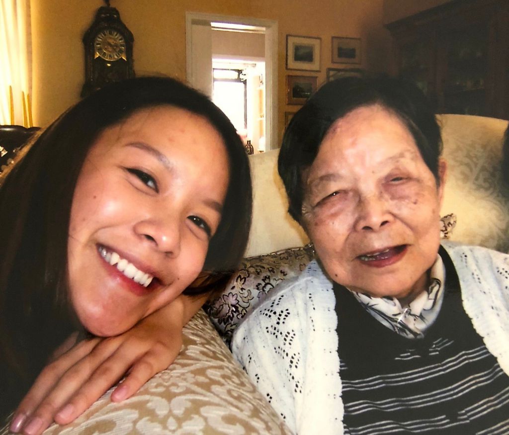 文慧妍（左）的婆婆曾居于三藩市的安老院，对其环境和生活方式十分满意。