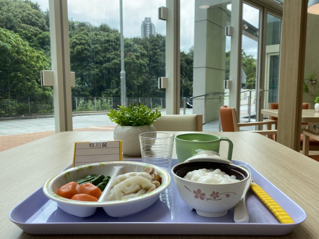 餐廳有多元化的餐單供長者選擇，包括正常餐、糊餐、碎餐及精緻軟餐。