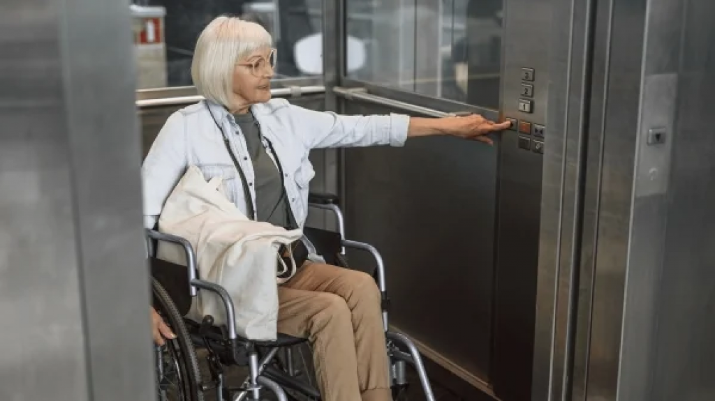 电梯里放镜子方便轮椅使用者