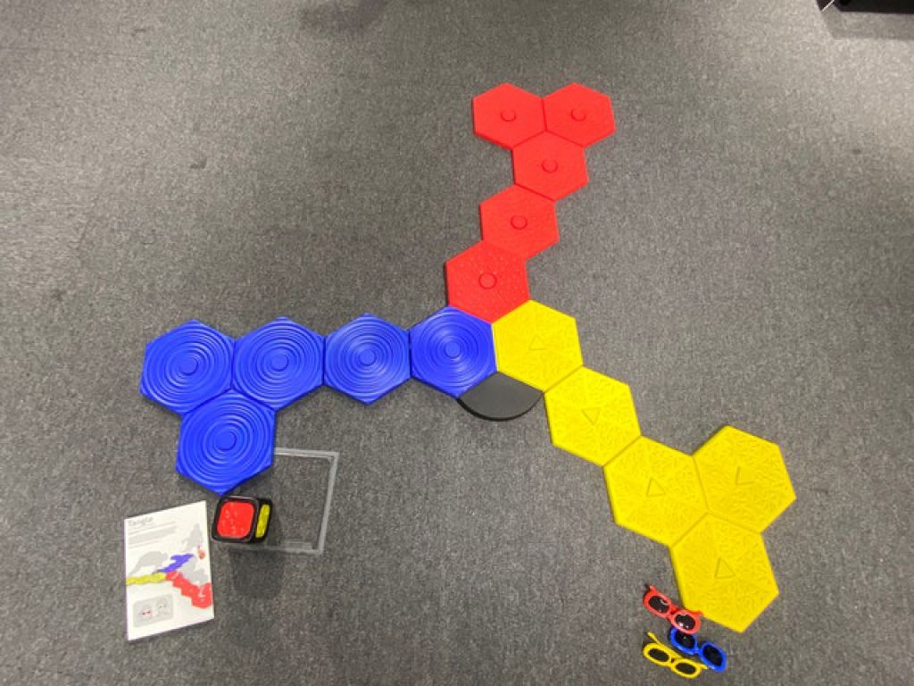 《Tangle》遊戲概念類似扭扭樂，玩家能利用六角形的配件，自由組裝遊戲區塊，調節難度。