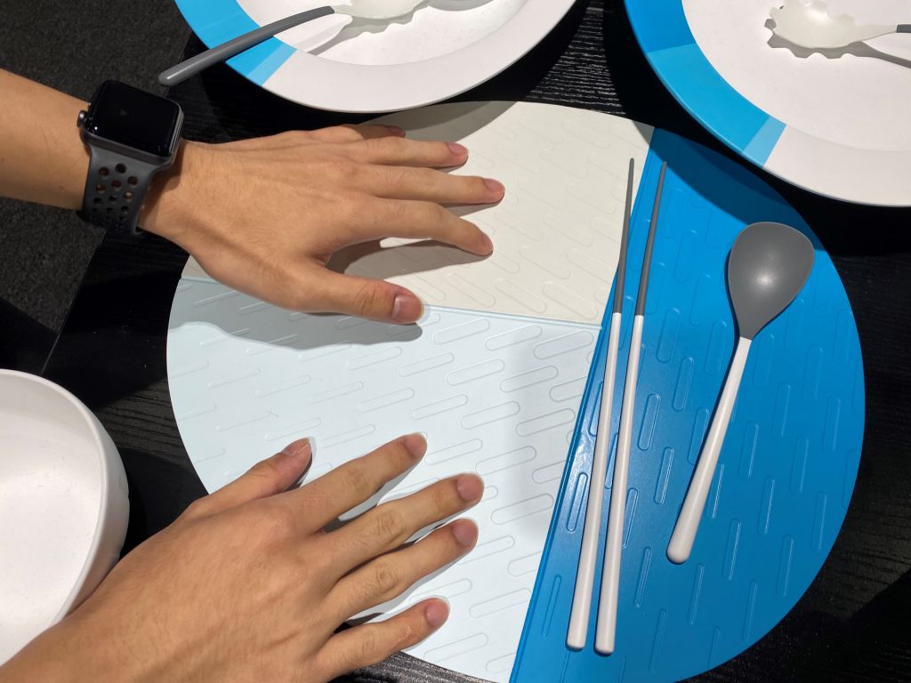 餐墊以藍白區分不同區域。