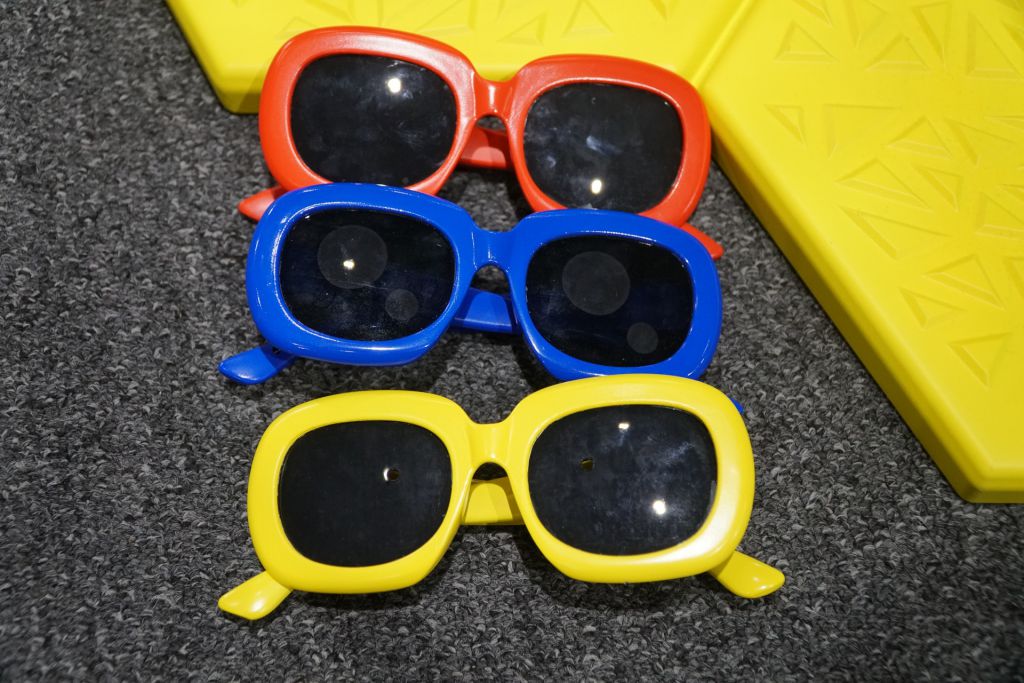 游戏中，健视玩家需戴上特制眼镜，模拟视障人士的感觉。红色眼镜模拟全失明人士；蓝色模拟黄斑点病变视角；黄色眼镜则模拟青光眼视角。