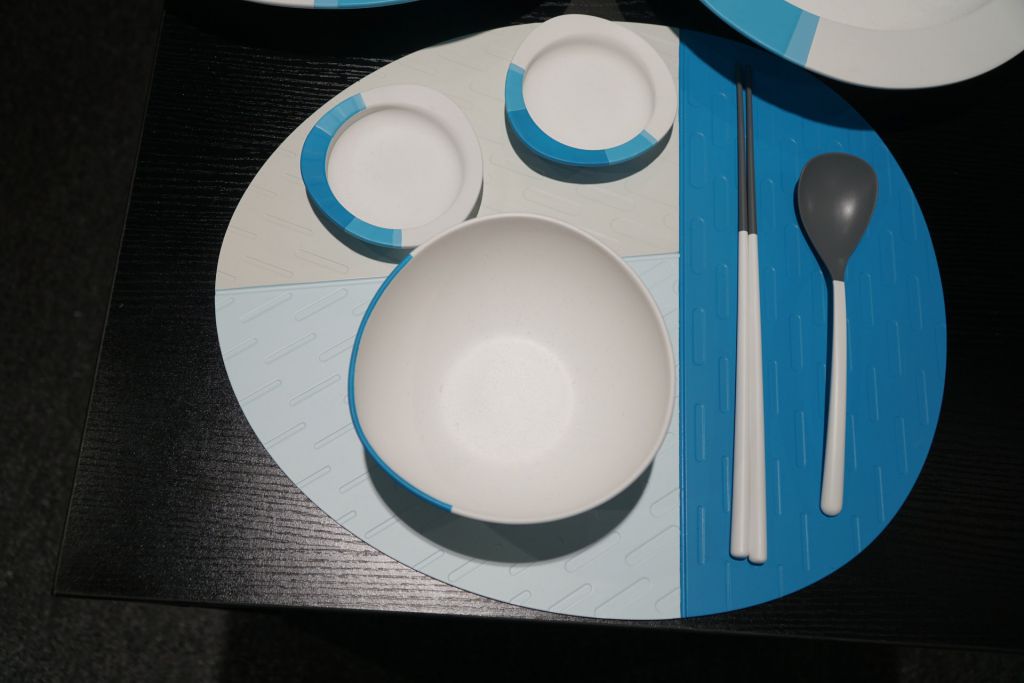 餐具以對比色彩及特殊材質組成，旨在幫助視障人士區分食物，減低食物溢出的機會，令他們可更享受用餐過程。