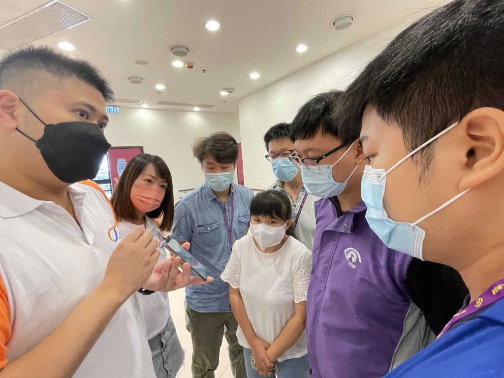 八达通义工向盲人辅导会员工分享如何使用八达通App。