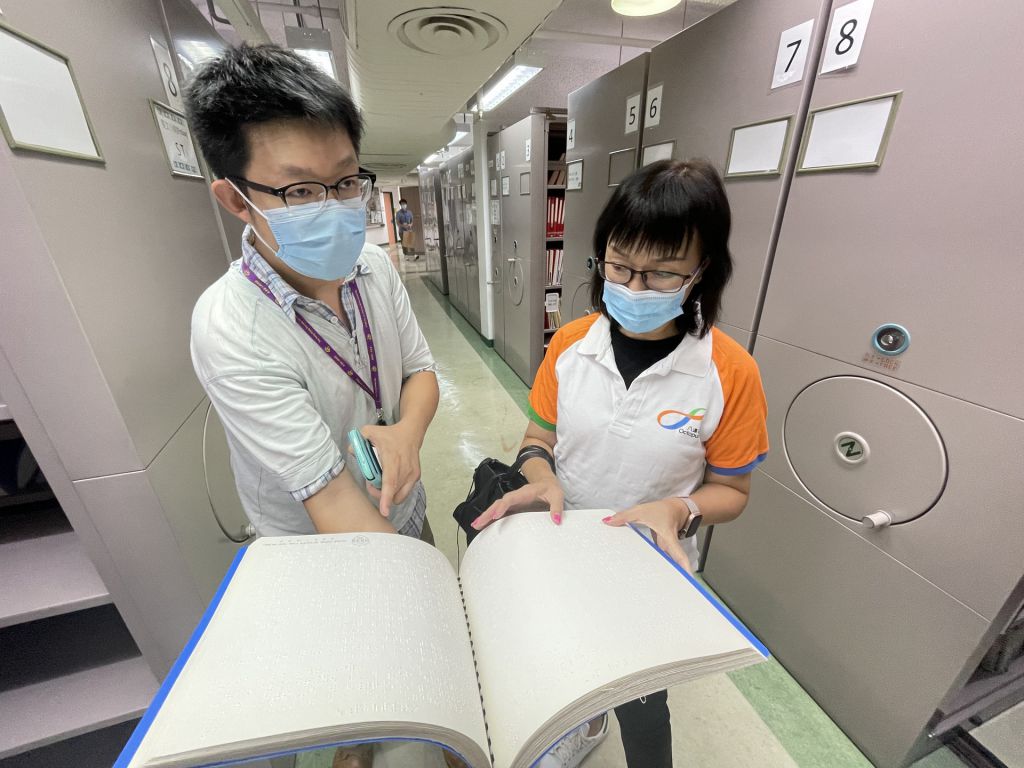 点字书对视障人士而言是获取资讯的重要渠道。