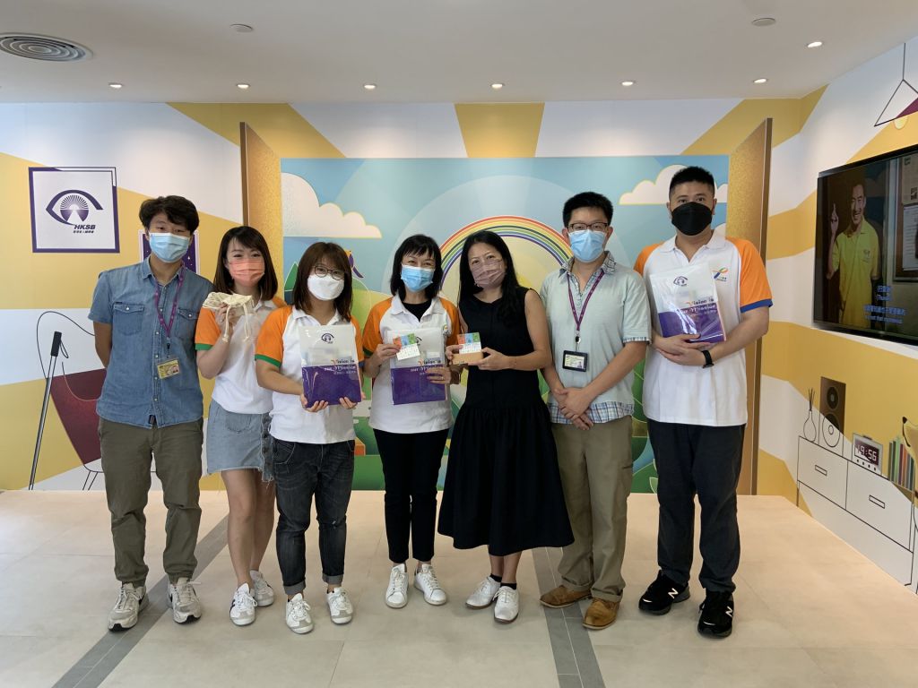 香港盲人辅导会职员向八达通义工致送纪念品，并期望日后有更多合作活动。