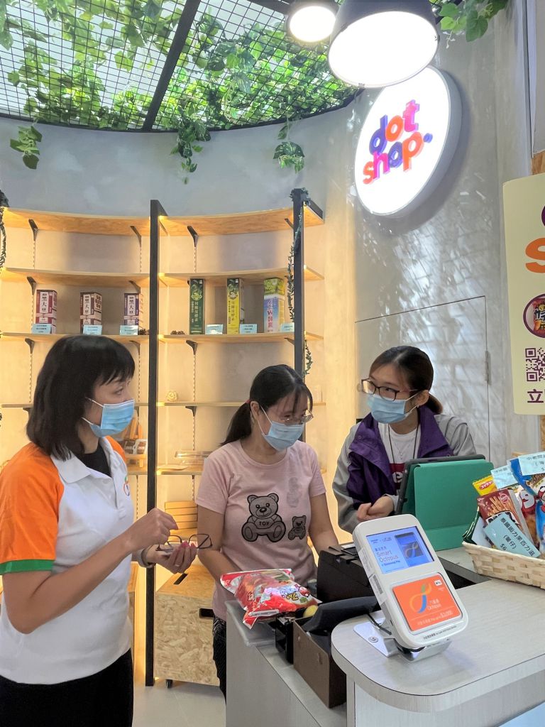 点子生活馆员工表示，以八达通收款对他们来説可简便收款流程，特别是在人多的时候，亦可缩短客人排队的时间。