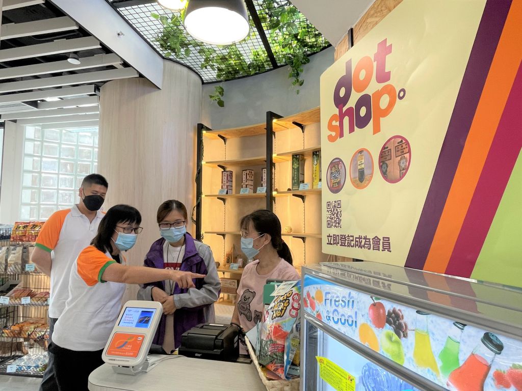 香港盲人辅导会代表向八达通卡有限公司(八达通)营业及市务总监李玉儿女士介绍其点子生活馆。