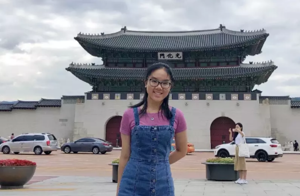 图为罗美婷在海外学习并当义工期间，参观南韩首尔的景福宫。