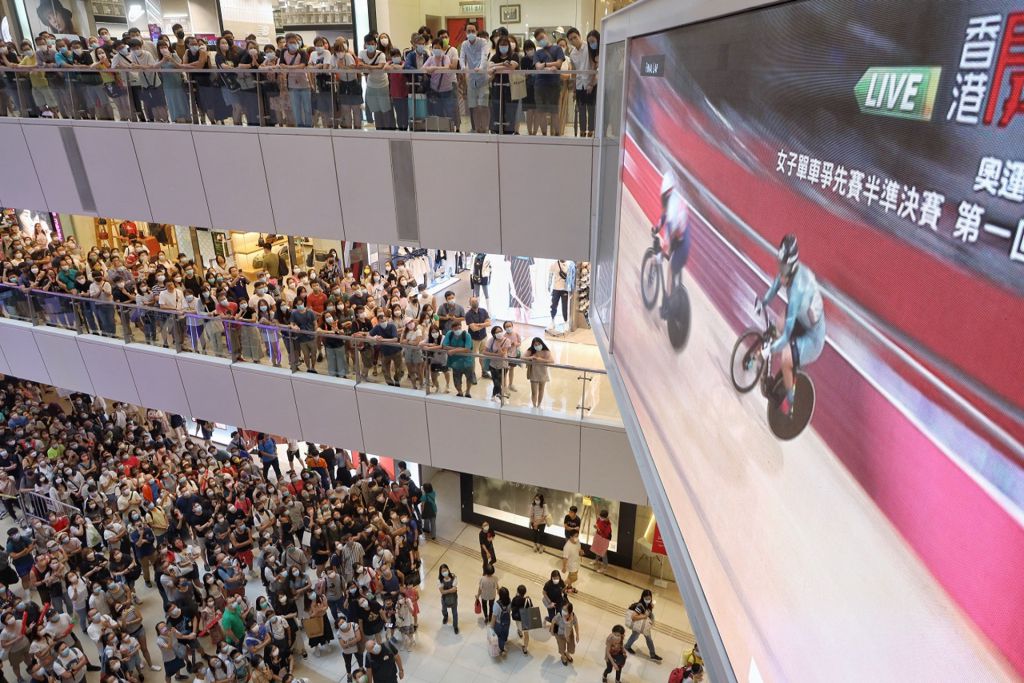 每当有香港运动员参赛的东奥项目，巿民都会在商场收看直播打气。