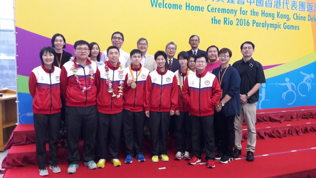 譚偉業（右三）曾經代表香港出戰多個國際泳賽。