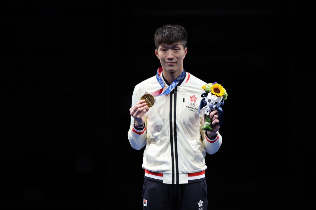 香港男子劍擊代表張家朗在東京奧運寫下港隊歷史佳績，成為自1996年以來，首名香港運動員奪得奧運金牌。