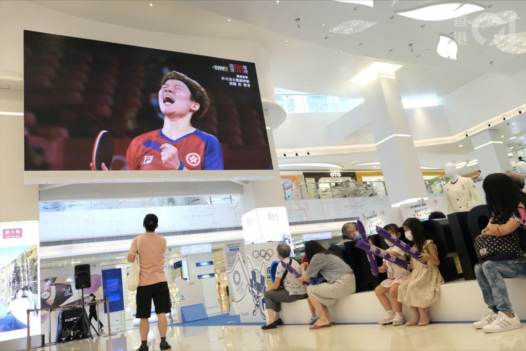 在香港，不少市民到商场观看直播。
