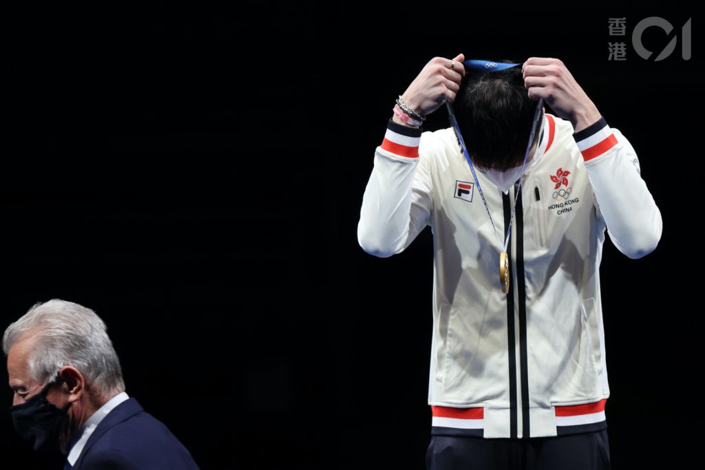 7月26日，日本東京，張家朗將男子花劍金牌戴在身上。