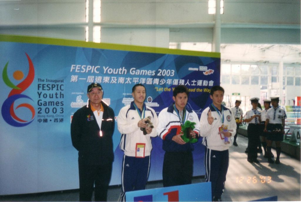 譚偉業（左二）曾經代表香港出戰多個國際泳賽。