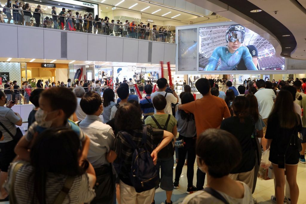 每當有香港運動員參賽的東奧項目，巿民都會在商場收看直播打氣。