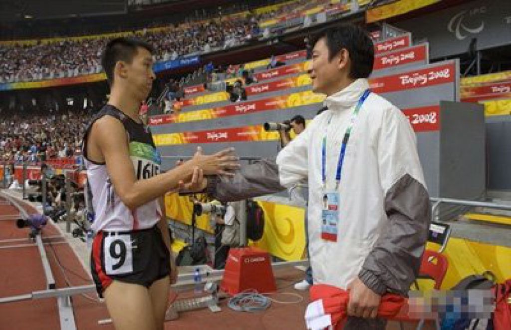 08年苏桦伟于北京残奥会夺得100米冠军，刘德华上前祝贺。