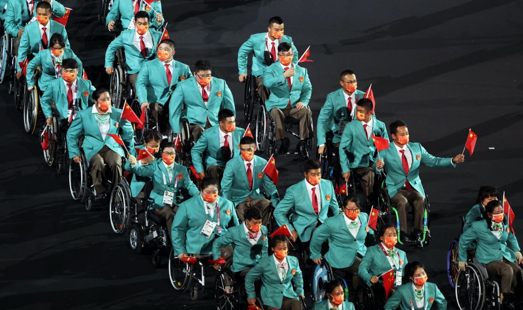 中国残奥代表团入场。
