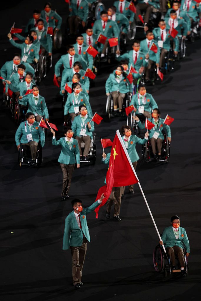 中国残奥代表团入场。