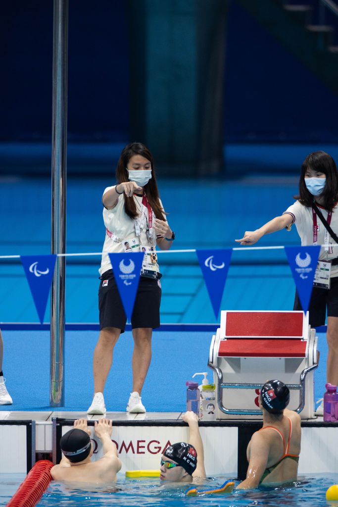 教练陈靖汶（左）及梁淑盈（右）于池边进行指导。
