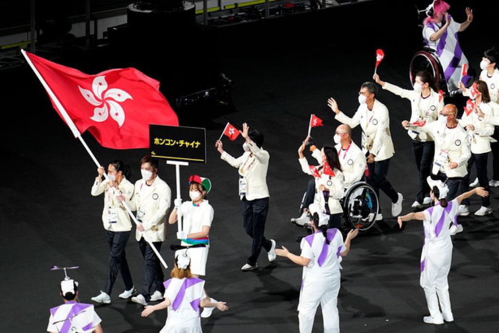 香港残奥代表团在东京残奥开幕礼入场。