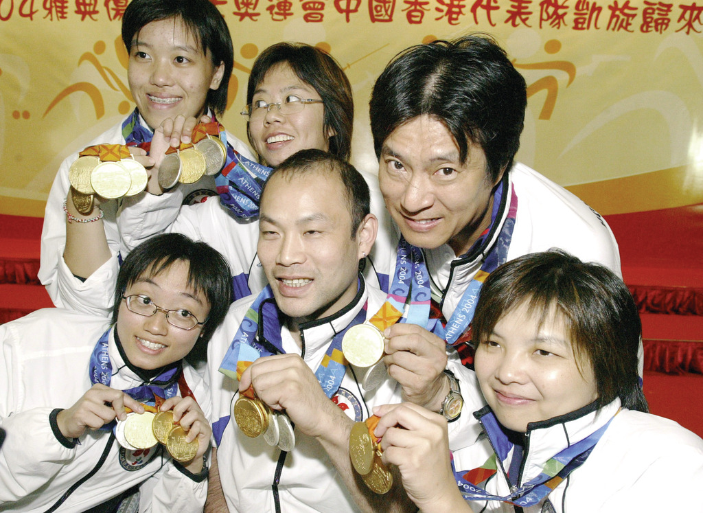 04雅典傷殘人士奧運會，余翠怡(左後一)獲4面金牌。