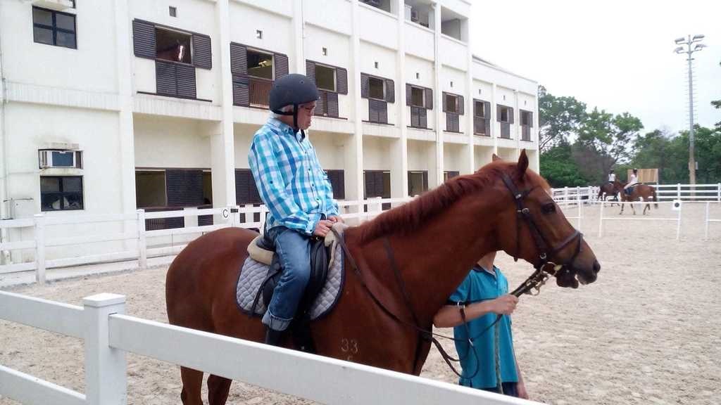 2016年在鲤鱼门公众骑术学校学骑马。