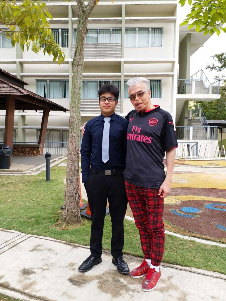 Bill哥的孙仔今年已21岁，与女儿在吉隆坡生活。