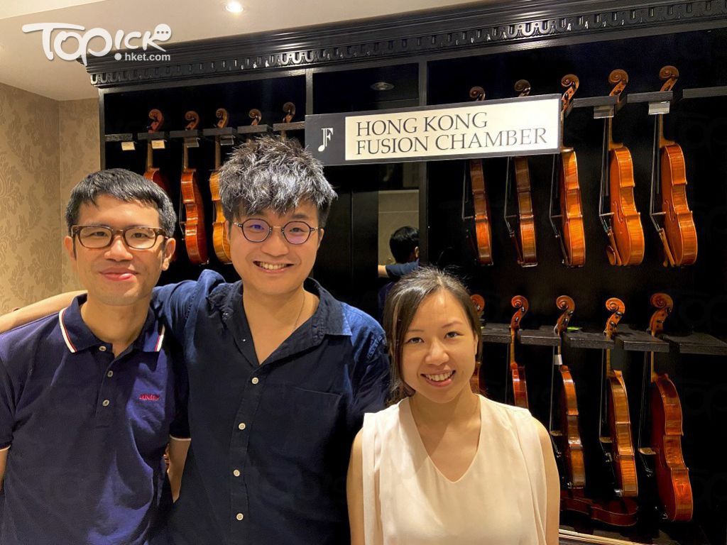 身為Hong Kong Fusion Chamber 創辦人之一的Andy(左一)表示，招募團員時沒區分是殘疾或健全人士，只要理念一致就可以。他們希望先集合音樂人，然後教導殘疾人士學音樂，發掘才能。