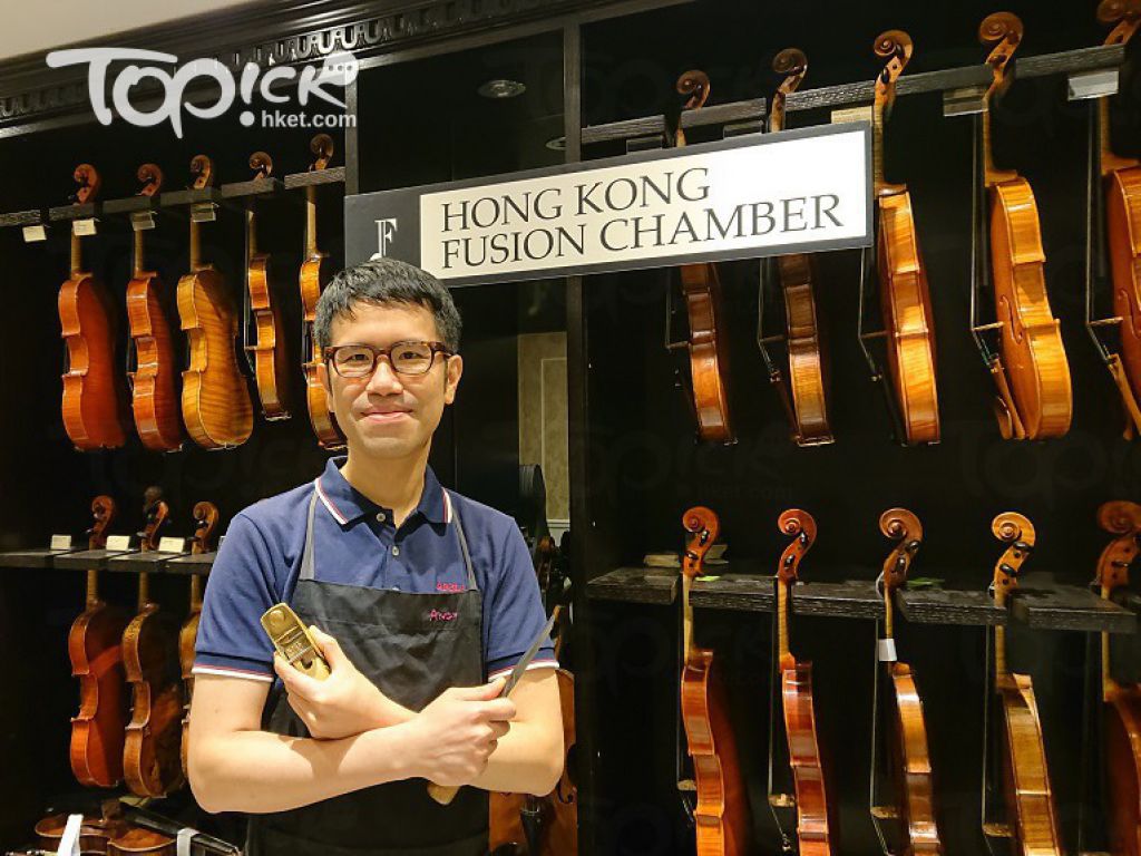 樂團創辦人兼小提琴手黃文輝(Andy) 畢業於英國華克製琴學校，致力於提琴修復和教育推廣。