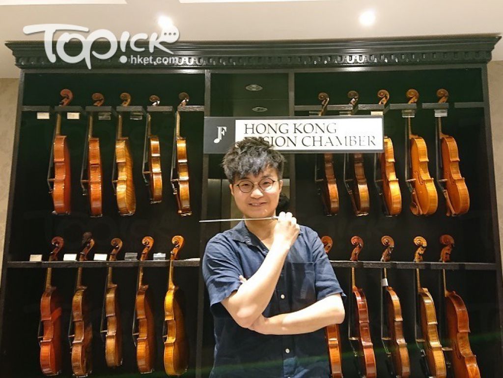 榮嘉浩為樂團創辦人兼指揮，自幼開始接觸音樂，學習小提琴亦自學小號，活躍於多個管弦樂團和步操樂團。