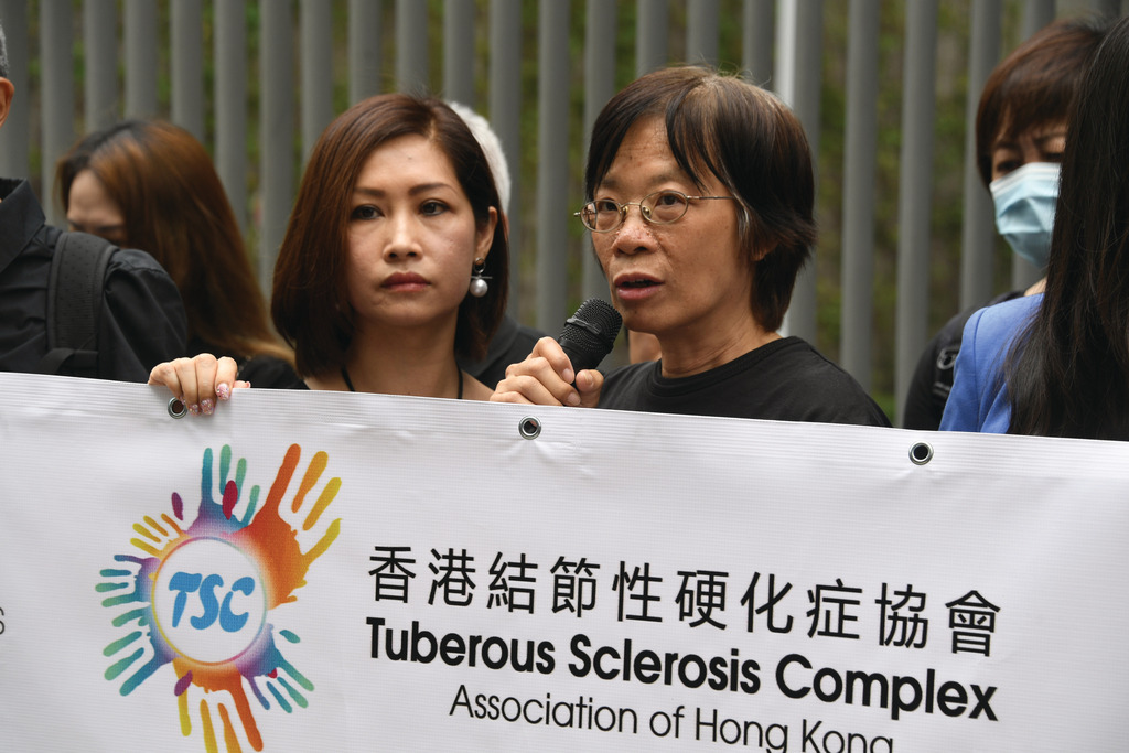 Rebecca經常與患者江太一同為病友爭取權益。