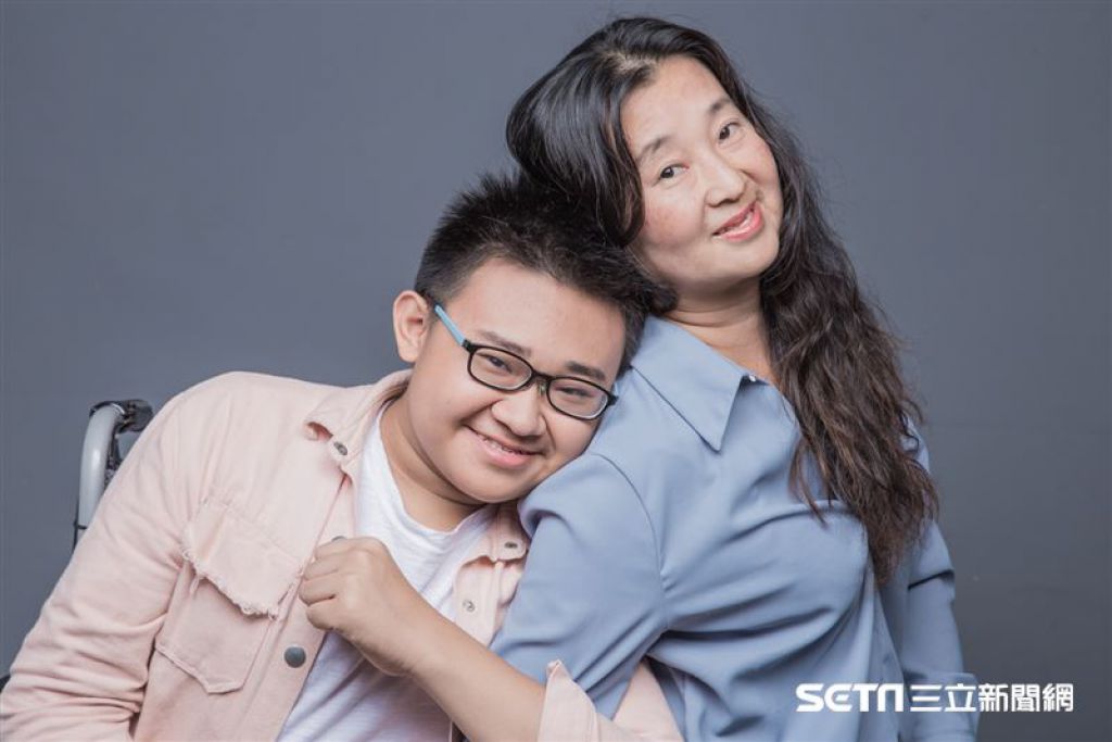 母子俩相依为命，靠著勇气、不放弃的精神克服困难，妈妈说，对她而言，最大的愿望就是晋豪平安健康就好。