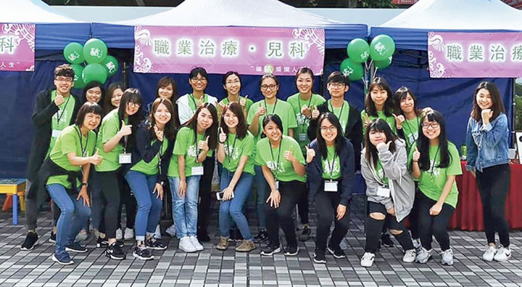 職業治療師透過不同的活動，提升大眾對職業治療的認知。圖為理大職業治療學課程學生和職業治療師一同參與世界職業治療日活動。