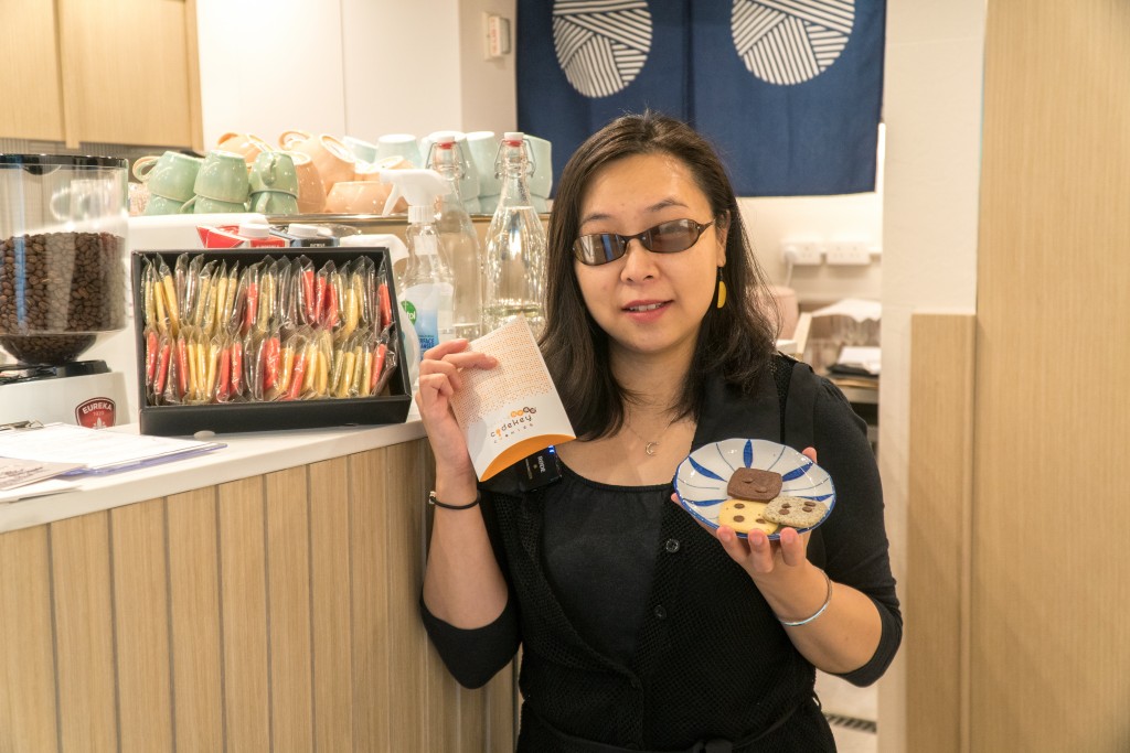 黄明慧（Jennifer）是香港失明人协进会社企委员会委员，同时都是「点字曲奇 Codekey Cookies」的创办人。