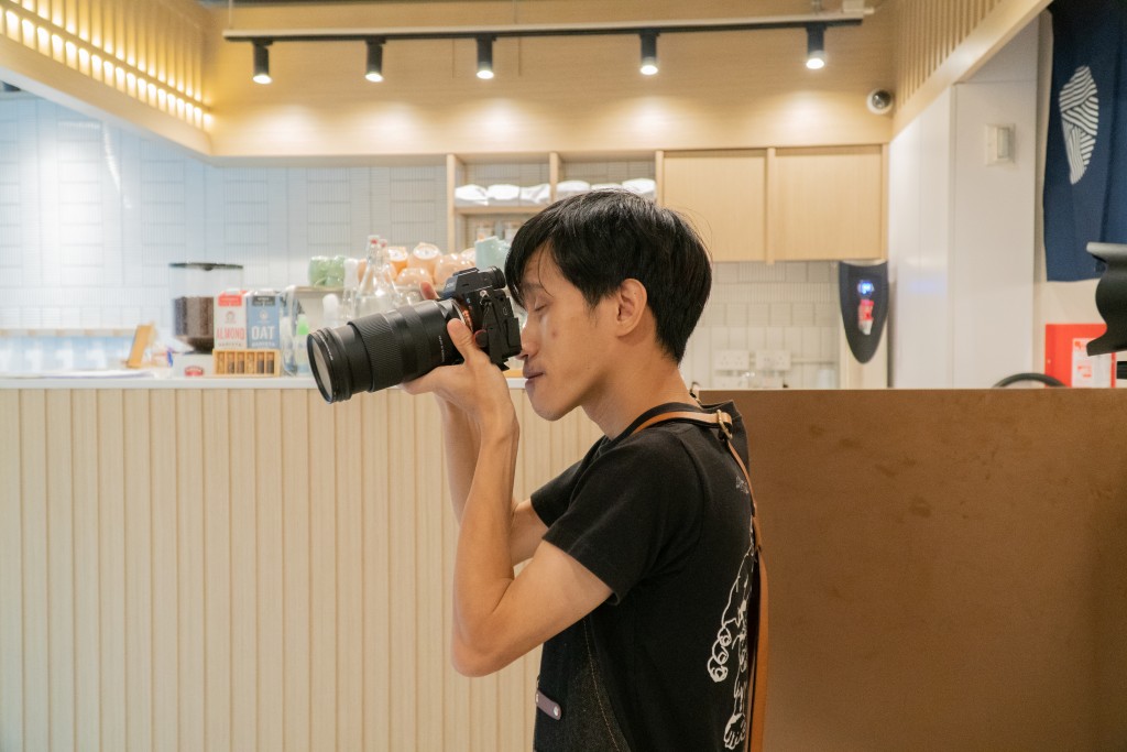 除了沖咖啡之外，子朗亦擅長攝影，平時會接一些拍攝、剪接的freelance工作。