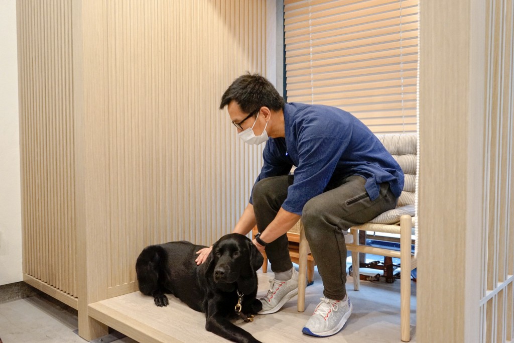 一些視障按摩師會帶同導盲犬到休Cafe工作，這是陳智順師傅（Ken）與導盲犬Ronnie。Ken於20多歲時失明，其後曾做過地盤、清潔等工作，坦言當按摩師能得到客人尊重。